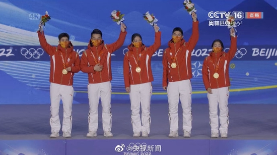 升国旗，奏国歌！中国队登上冬奥最高领奖台