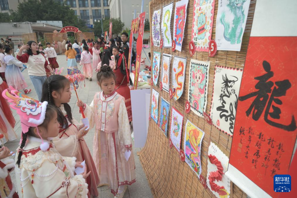 福建福州：舞龙击鼓迎开学 传统文化显魅力