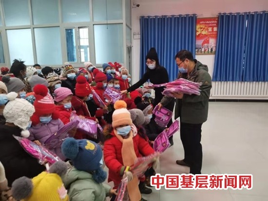 新疆阿克苏：180名南疆农村学子收到爱心书包